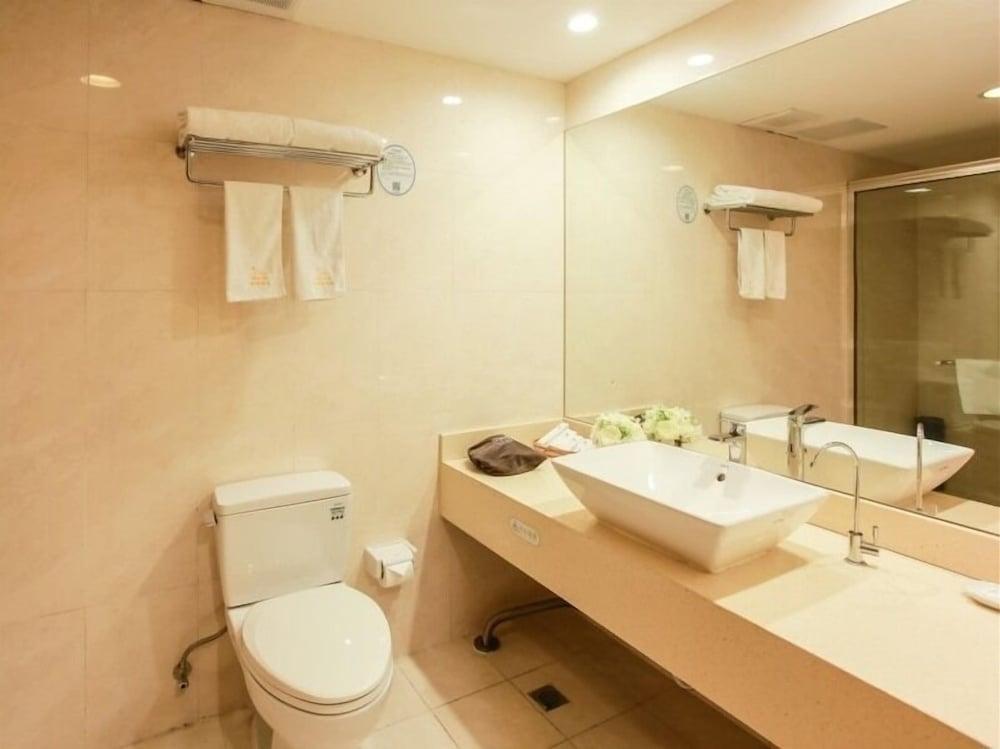 GreenTree Eastern Shanghai Hongqiao Airport LongBai Hotel - Tap to explore photos