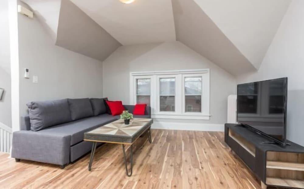 Applewood Suites - 2 BDRM Annex Loft - Tap to explore photos