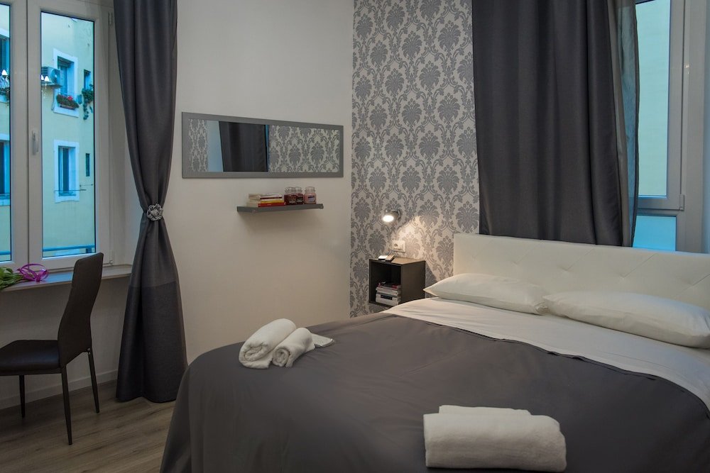 Inside Roma Rooms Room Type - Superior Double Room