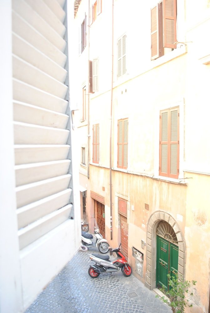 Dreaming Navona Rooms - Tap to explore photos