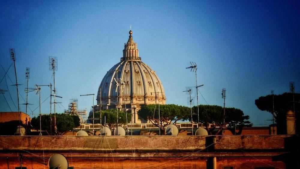A 2 Passi dai Musei Guest House - Tap to explore photos