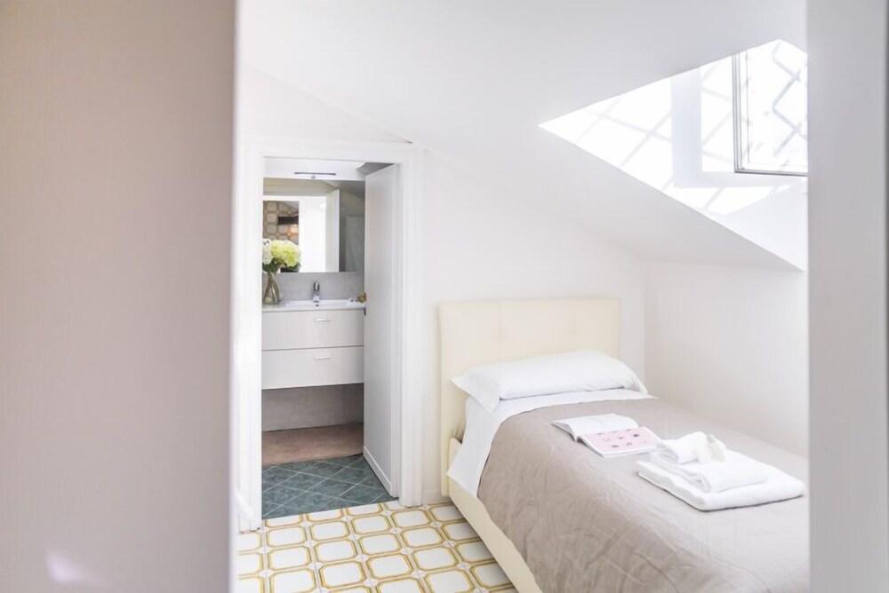 Rent In Rome - Vittoria Terrace - Tap to explore photos