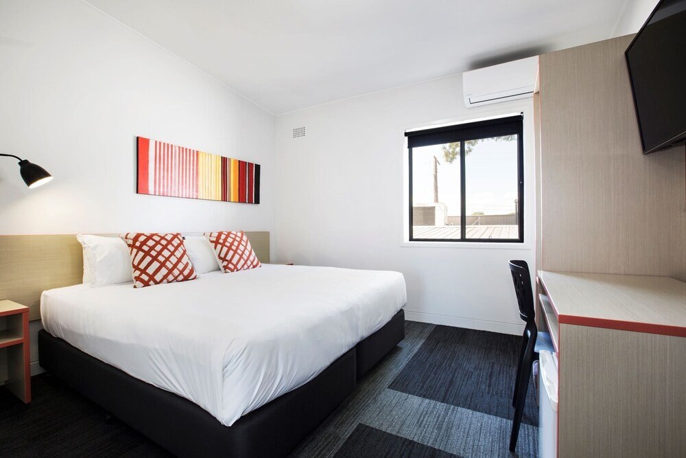 Villawood Hotel Room Type - King room with shared bathroom