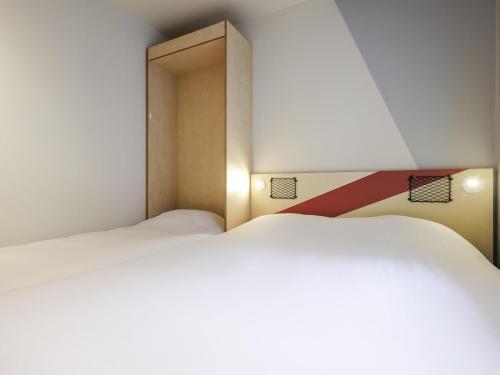 ibis budget Villemomble Room Type - Room with One Queen Bed and an armoire bed
