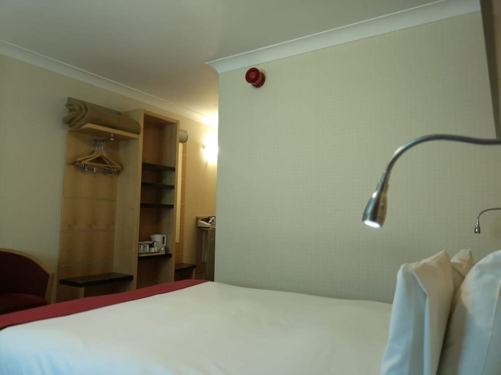 The Tudor Hotel Room Type - Deluxe Double Room