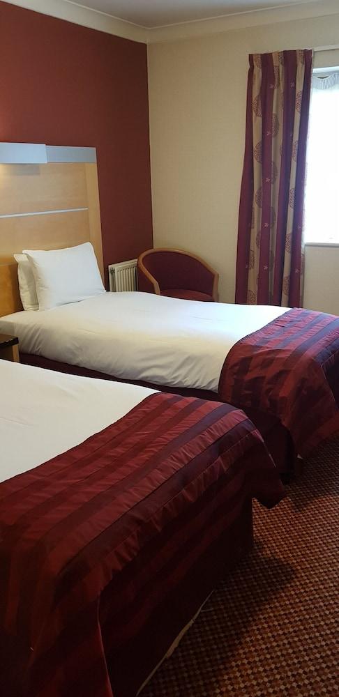 The Tudor Hotel Room Type - Deluxe Twin Room