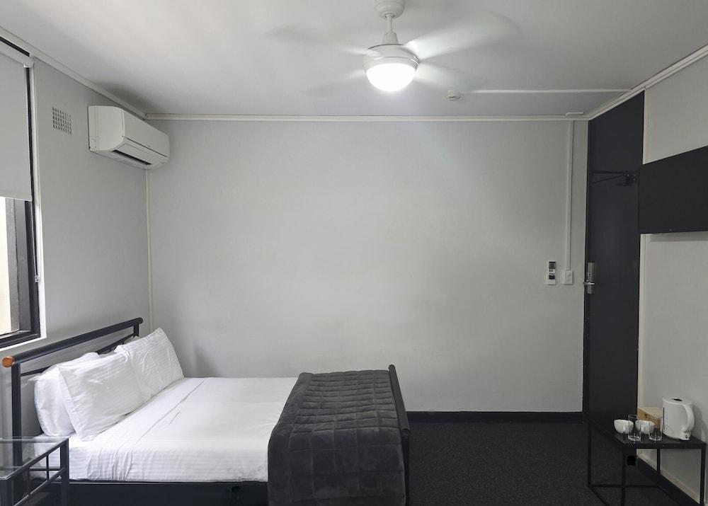 Panania Hotel Room Type - Double Room, Shared Bathroom