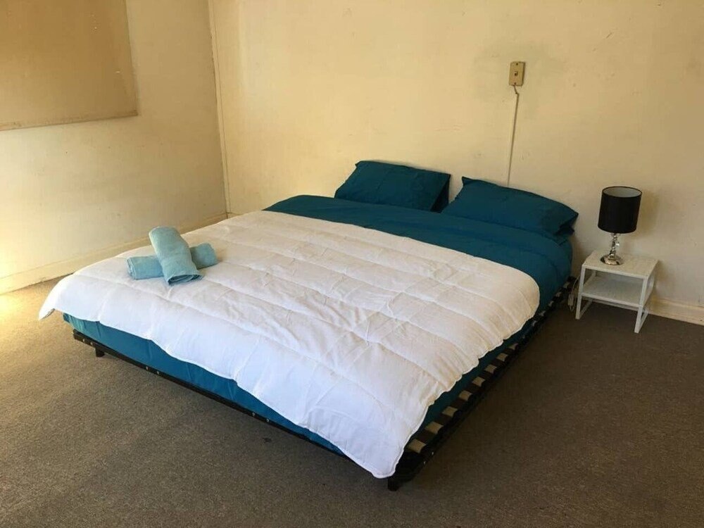 Spacious 3 Bedroom Terrace in Newtown - Tap to explore photos
