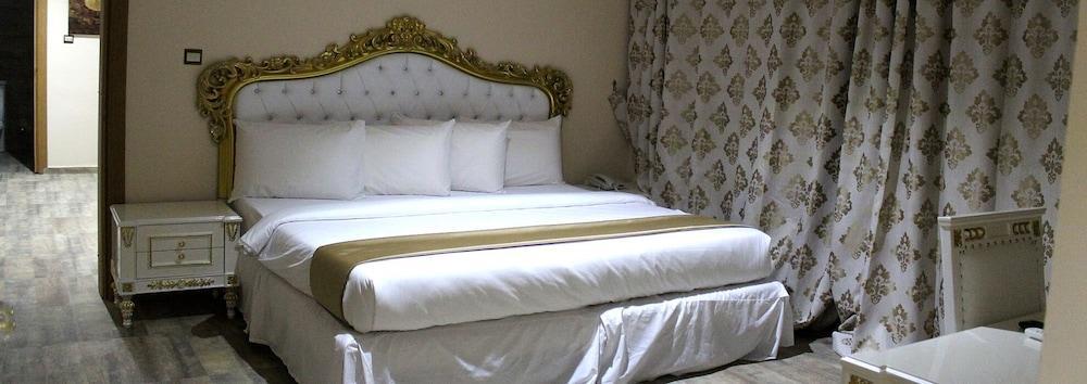 Ellyxville Hotels Room Type - Executive Suite