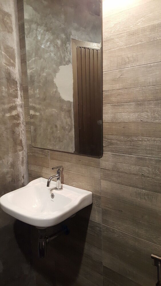 8 Sleeper Street Room Type - Standard Double Bed Private Ensuite
