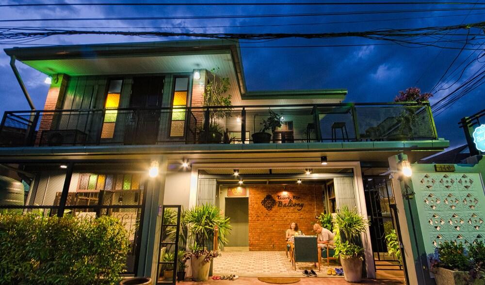 Talardkao Balcony Krabi - Hostel - Tap to explore photos