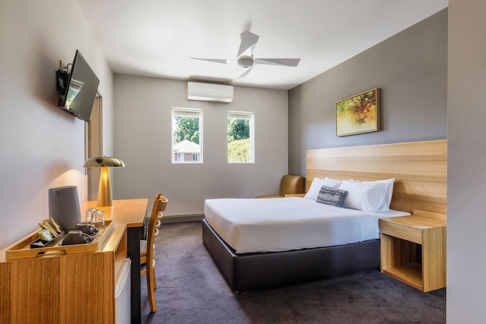 Kingsgrove Hotel Room Type - Deluxe Room, 1 Queen Bed, Non Smoking, Private Bathroom