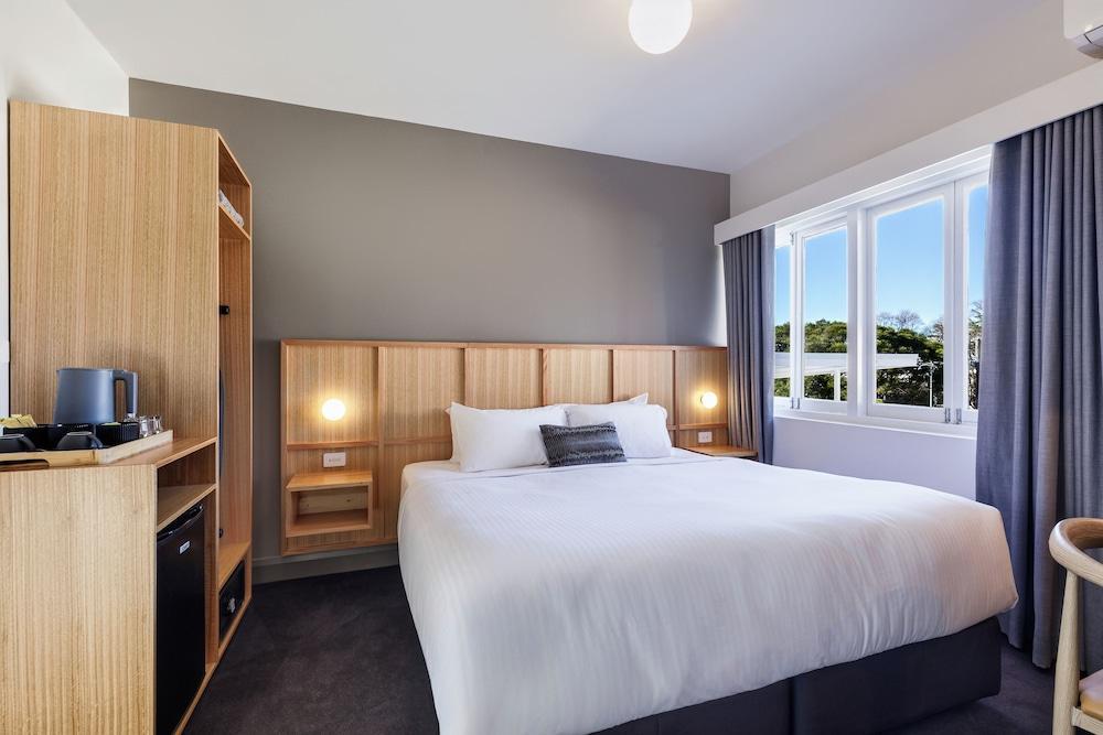 Kingsgrove Hotel Room Type - Deluxe Room, 1 King Bed, Non Smoking, Private Bathroom Kingsgrove Hotel Room Type - Deluxe Room, 1 King Bed, Non Smoking, Private Bathroom