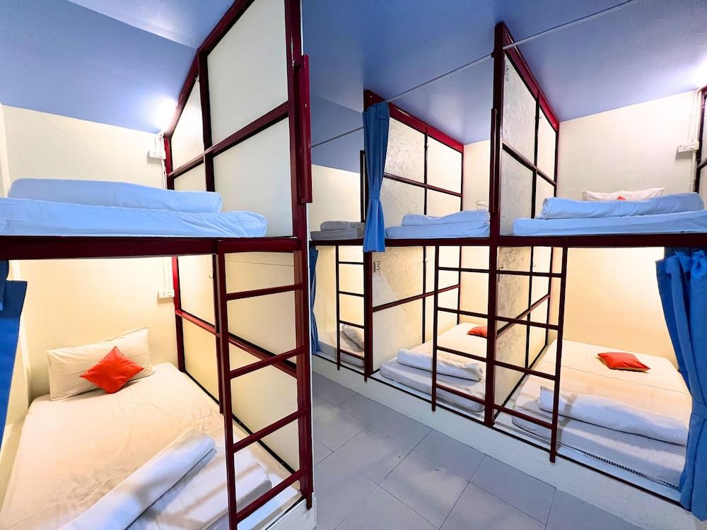 Sleepy Station - Hostel Room Type - 8 Bed Mixed Dormitory