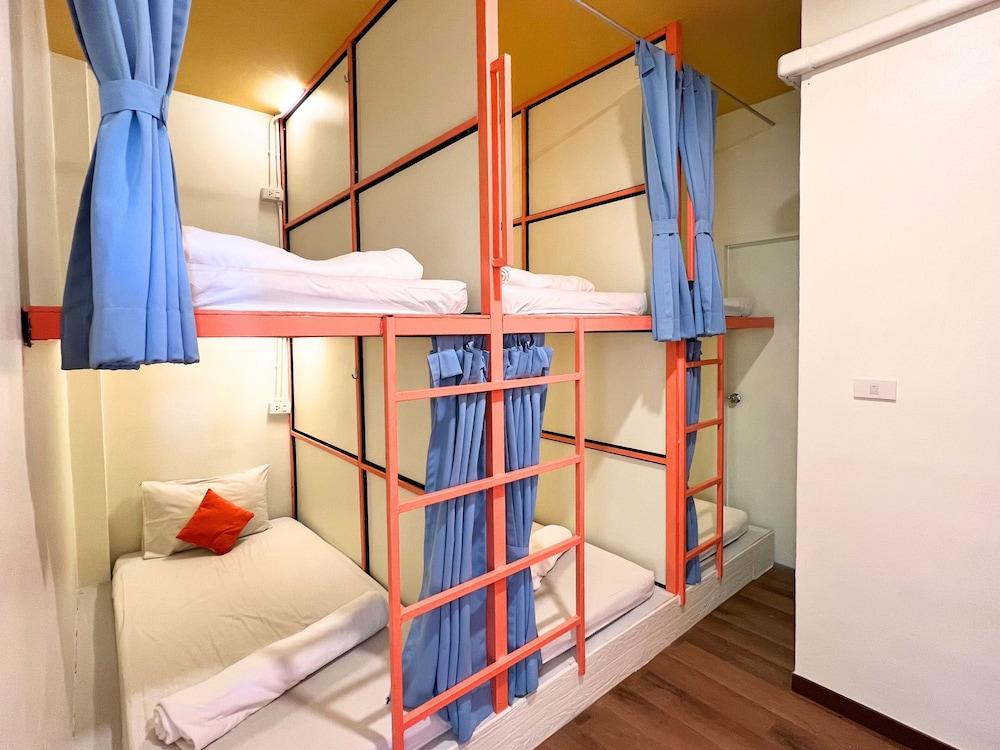 Sleepy Station - Hostel Room Type - 6 Bed Mixed Dormitory