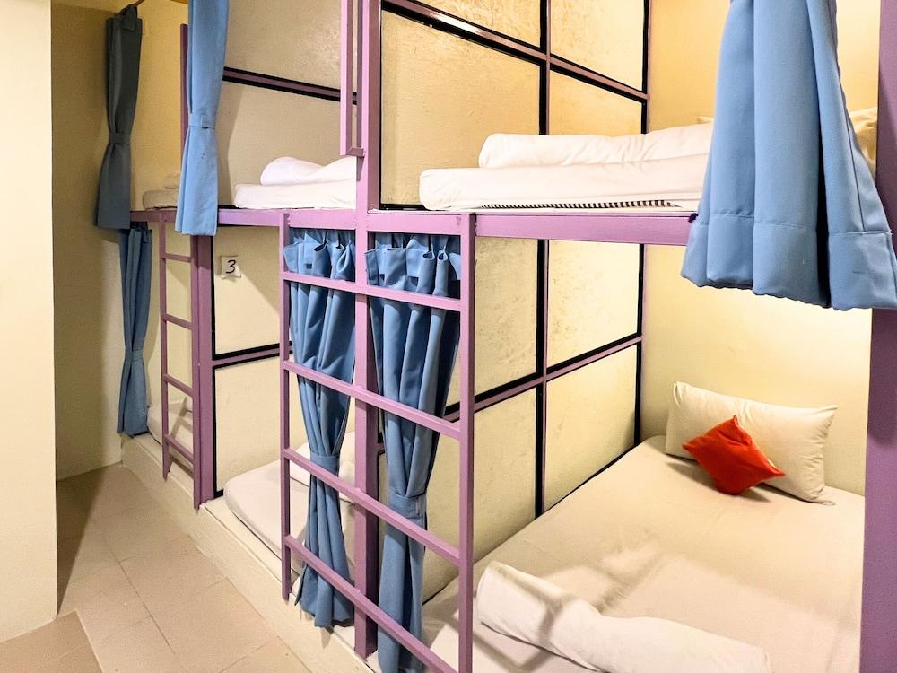 Sleepy Station - Hostel Room Type - 10 Bed Mixed Dormitory