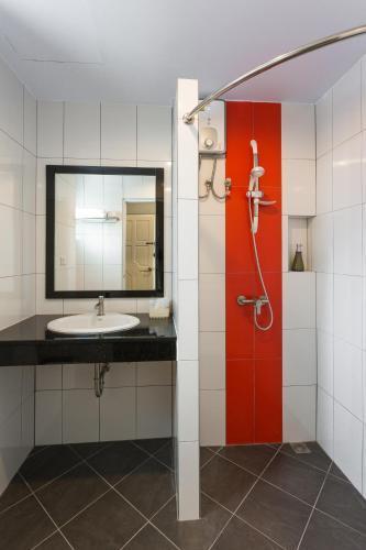 iNest Poshtel Room Type - Superior Double Room