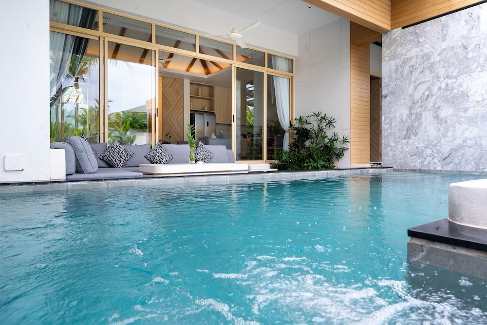Himmapana Luxury Villas - Tap to explore photos