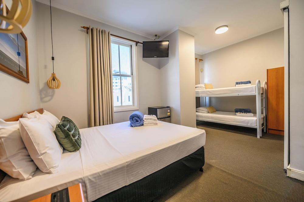 Hurstville Ritz Hotel Room Type - Family Bunk Room Ensuite Bathroom