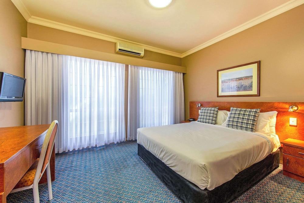 Quality Inn Penrith Room Type - Suite, 1 Queen Bed with Sofa bed, Non Smoking
