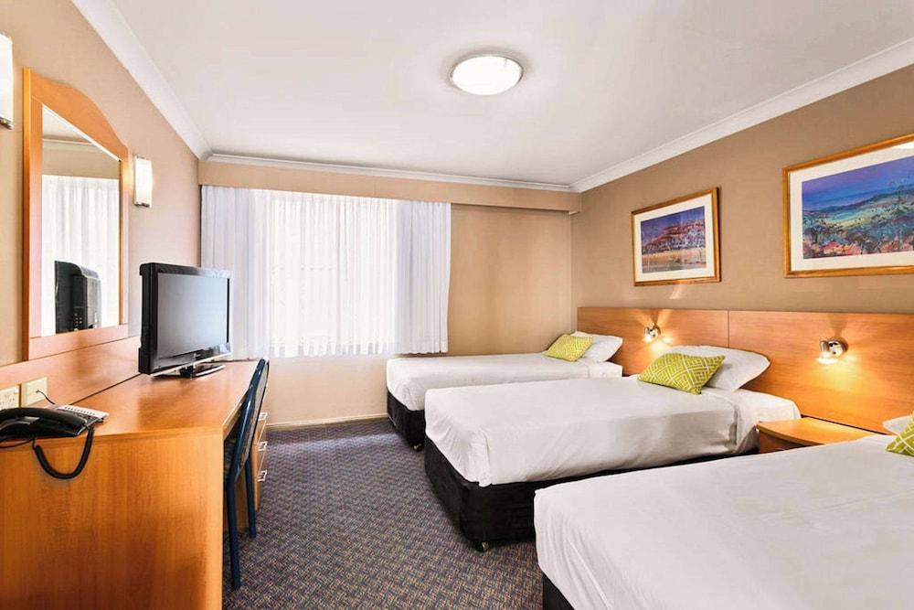 Quality Inn Penrith Room Type - Standard Room, Non Smoking (3 Singles)