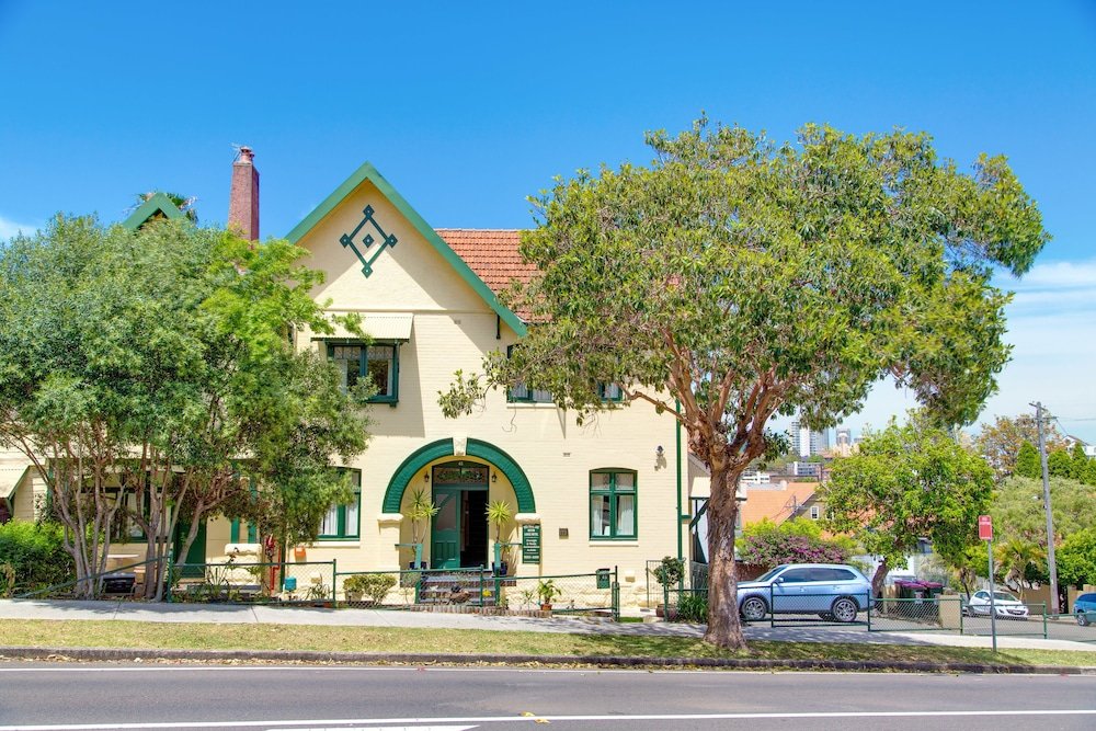 Neutral Bay Lodge - Tap to explore photos