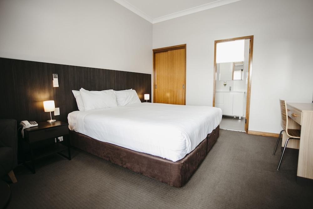 Colonial Motel Richmond Room Type - Deluxe King Room