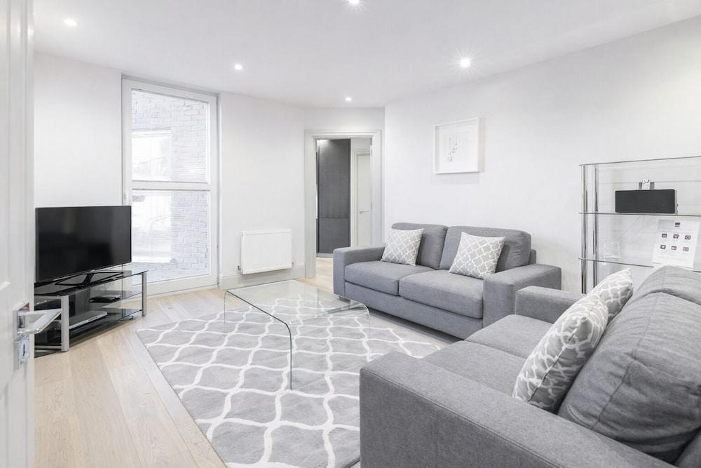 Roomspace Apartments -The Quadrant - Tap to explore photos