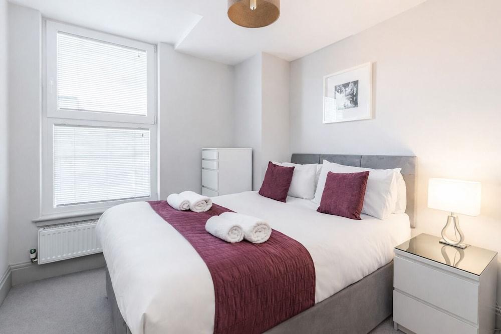 Roomspace Apartments -The Quadrant - Tap to explore photos