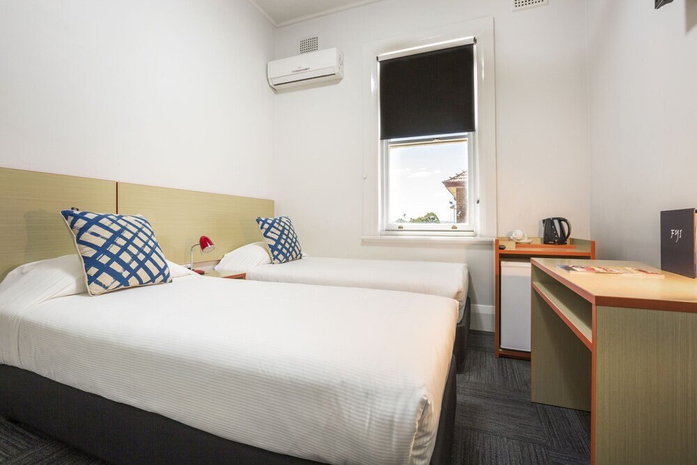 Melton Hotel Room Type - Economy Twin Room, 2 Twin Beds, Shared Bathroom