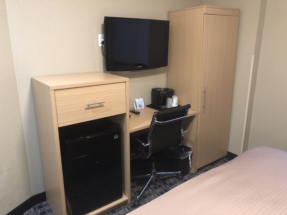 Days Inn by Wyndham Brooklyn Borough Park - Tap to explore photos