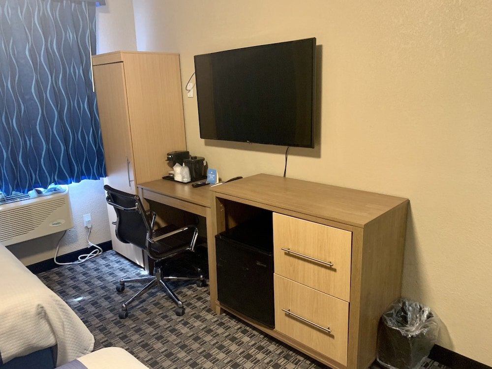 Days Inn by Wyndham Brooklyn Borough Park - Tap to explore photos