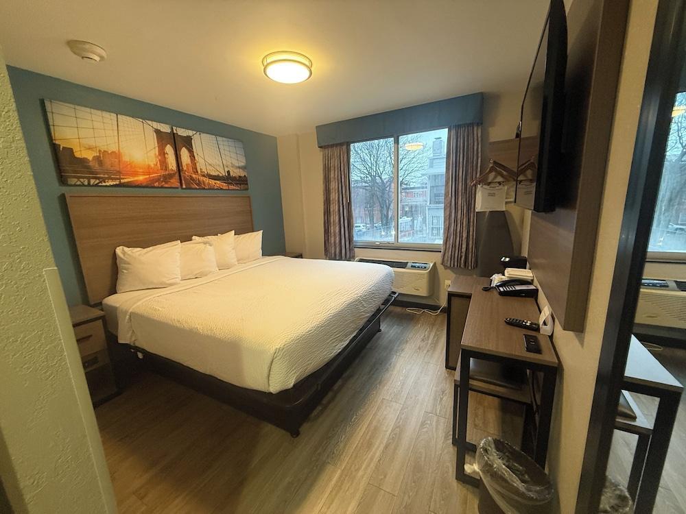 Days Inn by Wyndham Brooklyn Borough Park Room Type - 1 King Bed, Non-Smoking