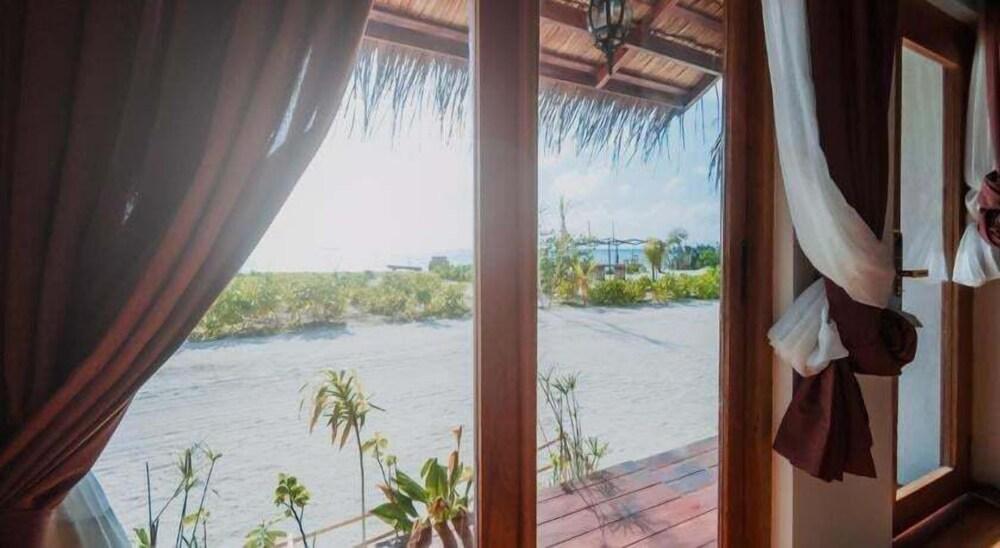 Club Kaafu Dhiffushi Room Type - Deluxe Double or Twin Room, Ocean View, Beachfront