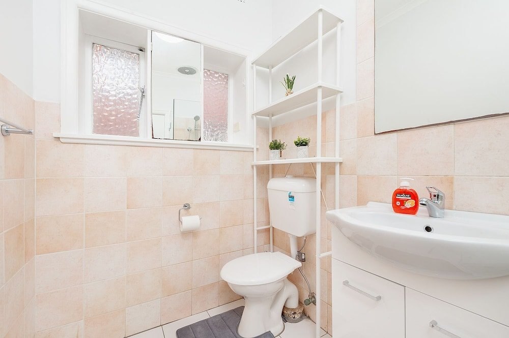 Newly Renovated Apt Close to CBD Unit 1 - Tap to explore photos