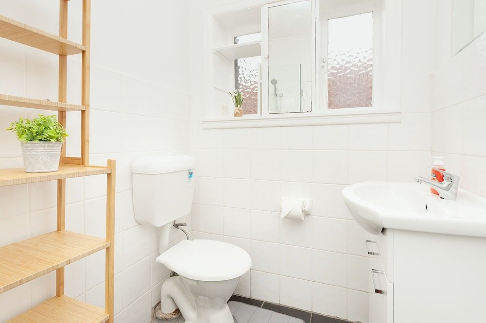 Newly Renovated Apt Close to CBD Unit 2 - Tap to explore photos