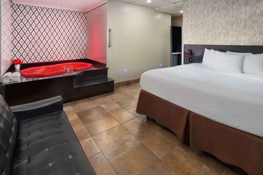 Ramada by Wyndham Bronx Room Type - Studio Suite, 1 King Bed, Non Smoking Ramada by Wyndham Bronx Room Type - Studio Suite, 1 King Bed, Non Smoking
