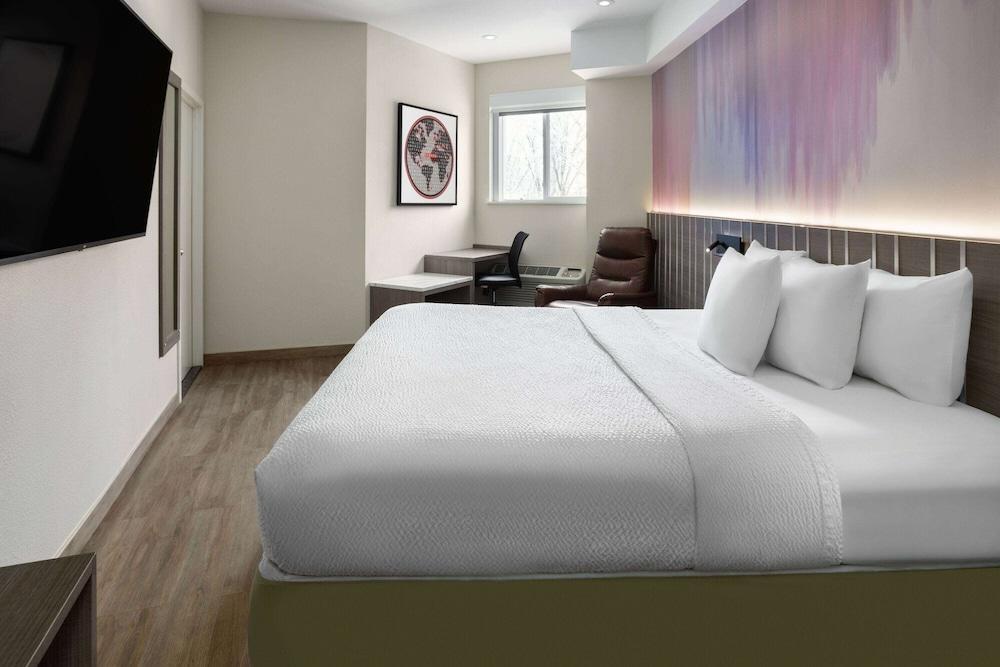 Ramada by Wyndham Bronx Room Type - Room, 1 King Bed, Accessible, Non Smoking (Mobility) Ramada by Wyndham Bronx Room Type - Room, 1 King Bed, Accessible, Non Smoking (Mobility)