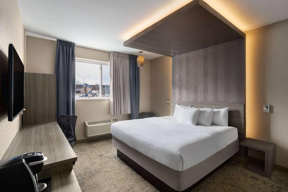 Ramada by Wyndham Bronx Room Type - 1 King Bed, Business Room, Non-Smoking Ramada by Wyndham Bronx Room Type - 1 King Bed, Business Room, Non-Smoking