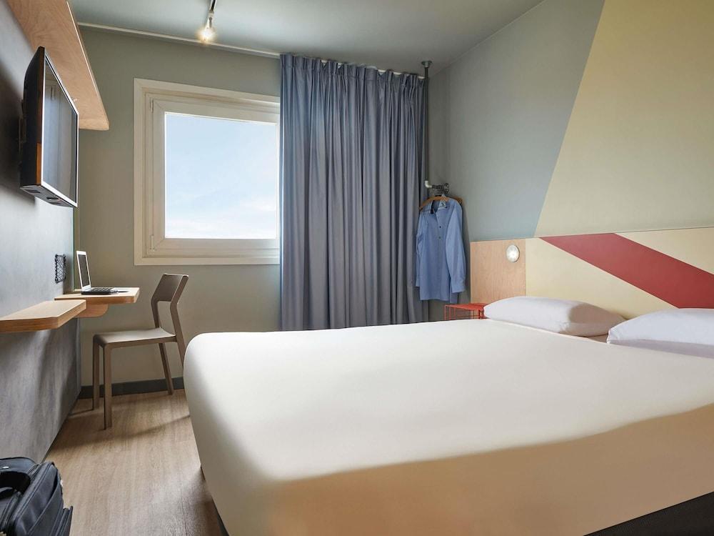 ibis budget Paris Aubervilliers - Tap to explore photos