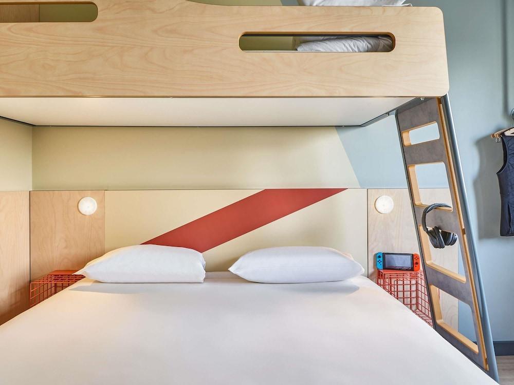 ibis budget Paris Aubervilliers Room Type - Triple Room (with 1 double bed and a bunk bed)