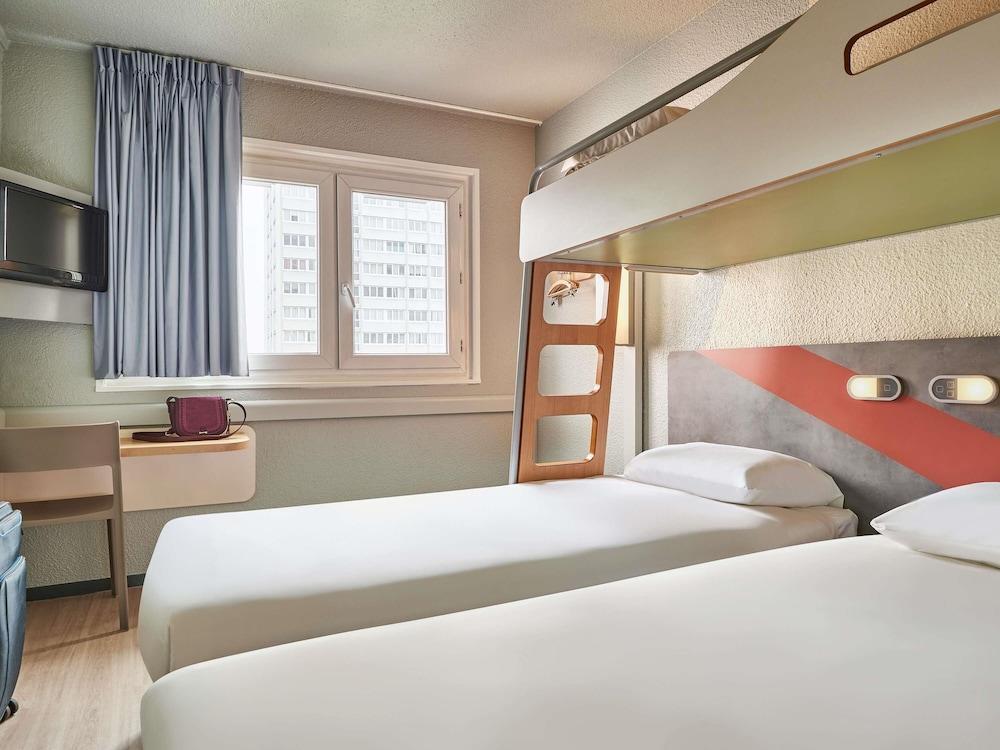 ibis budget Paris Aubervilliers Room Type - Triple Room (with 2 single beds and a bunk bed)