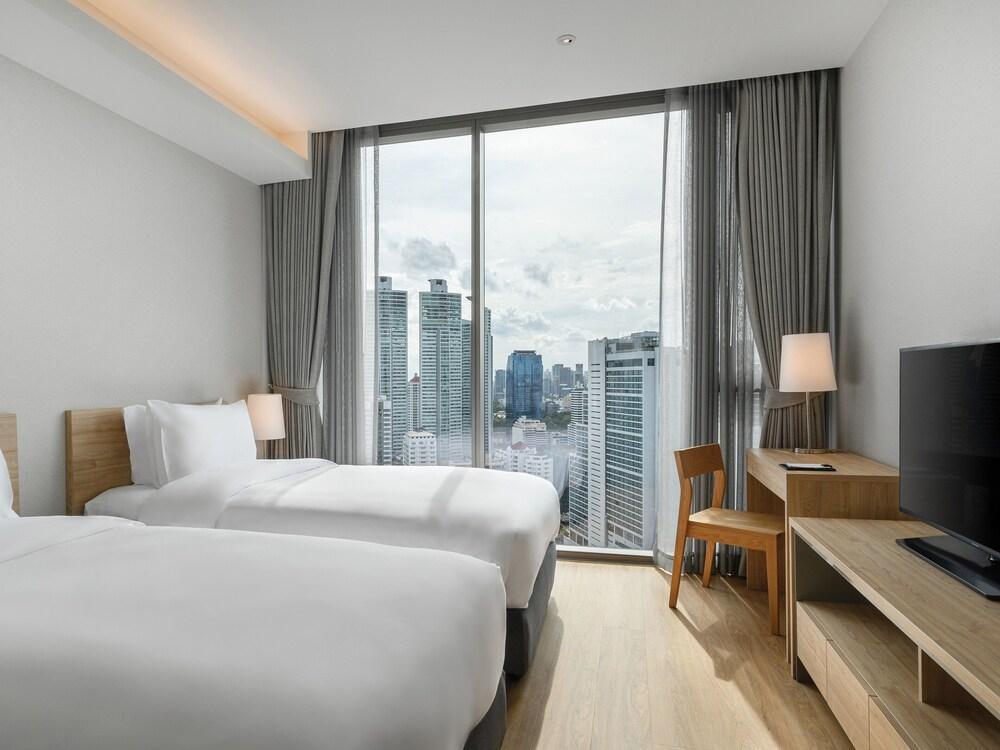 Oakwood Suites Bangkok - Tap to explore photos