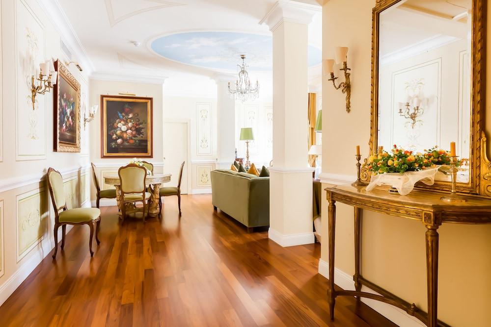 Radisson Blu GHR Hotel, Rome Room Type - Presidential Suite -Square View amp; Terrace Radisson Blu GHR Hotel, Rome Room Type - Presidential Suite -Square View amp; Terrace