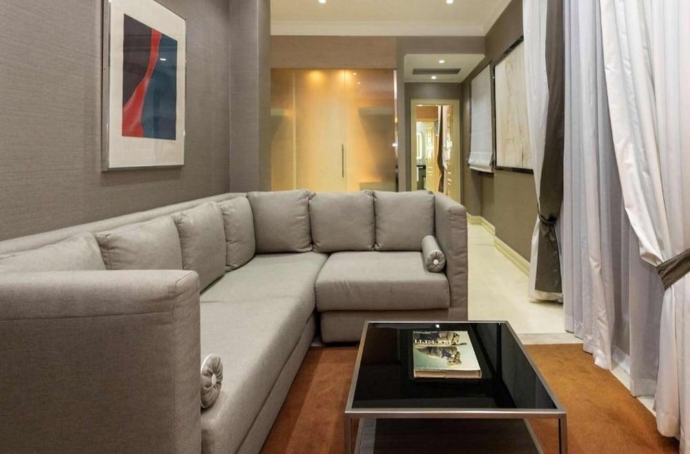 Radisson Blu GHR Hotel, Rome Room Type - Suite with Terrace