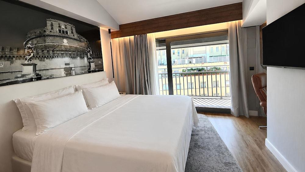 Radisson Blu GHR Hotel, Rome Room Type - Suite with Balcony