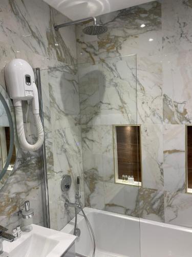 Park Avenue Hotel Room Type - Triple Room with Bath Park Avenue Hotel Room Type - Triple Room with Bath