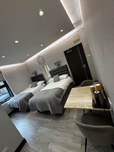 Park Avenue Hotel Room Type - Quadruple Room with Private Bathroom