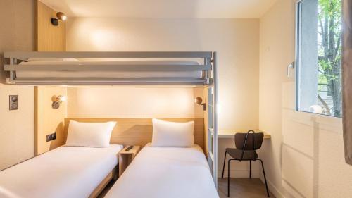 Kyriad ECO - Marne-la-Vallée Saint-Thibault-des-Vignes Room Type - Standard Queen Room with Three Single Beds
