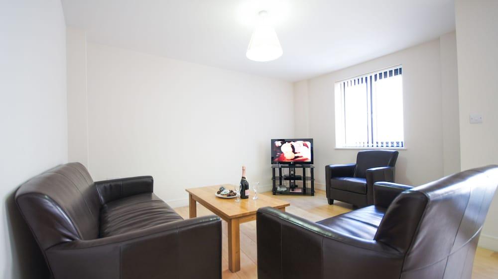Crompton House Apartments - Tap to explore photos